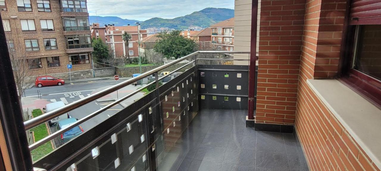 Cozy Yellow Home In Getxo Bagian luar foto