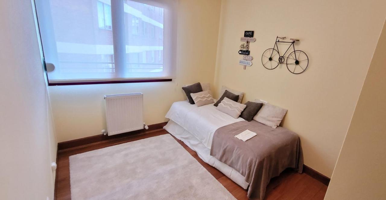 Cozy Yellow Home In Getxo Bagian luar foto