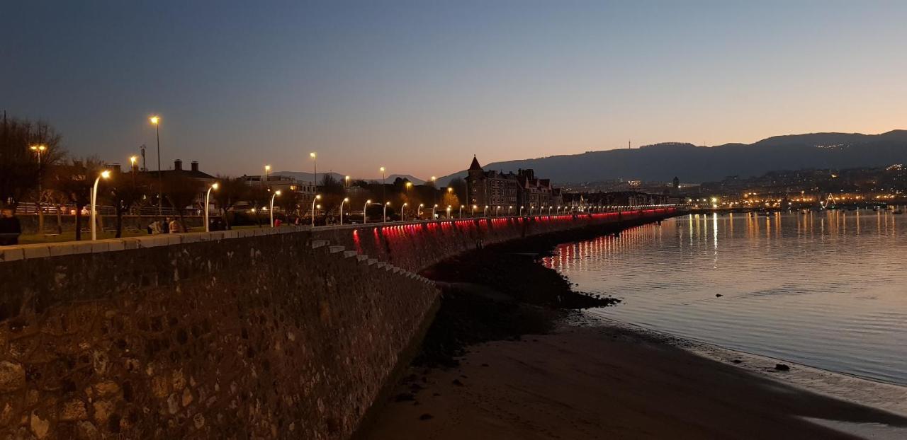 Cozy Yellow Home In Getxo Bagian luar foto